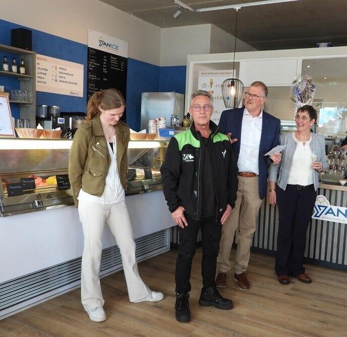 Wethouder Andre Schuurman opende ijssalon - Foto: Femmie Smink