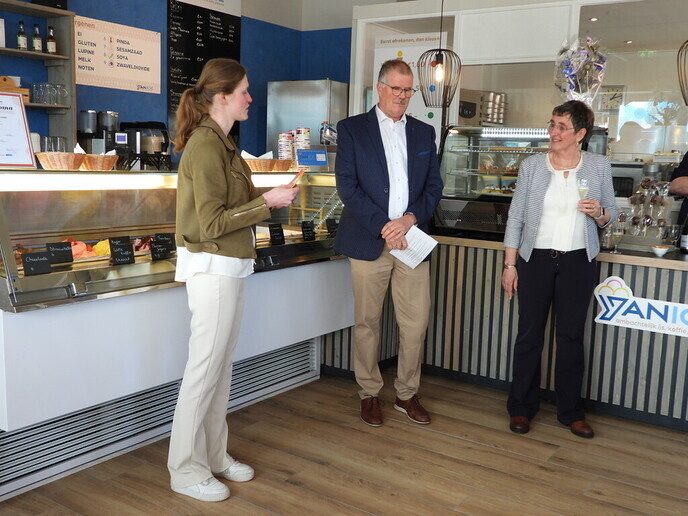 Wethouder Andre Schuurman opende ijssalon - Foto: Femmie Smink