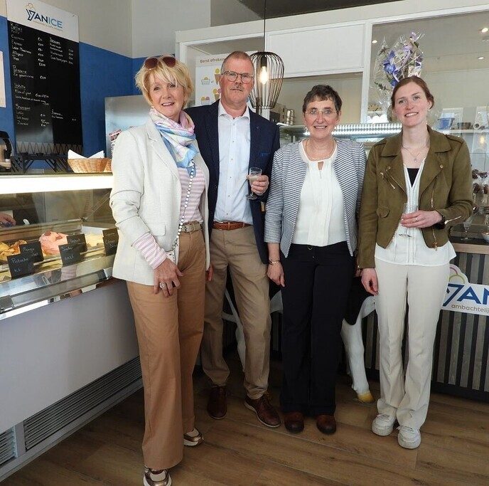 Wethouder Andre Schuurman opende ijssalon - Foto: Femmie Smink