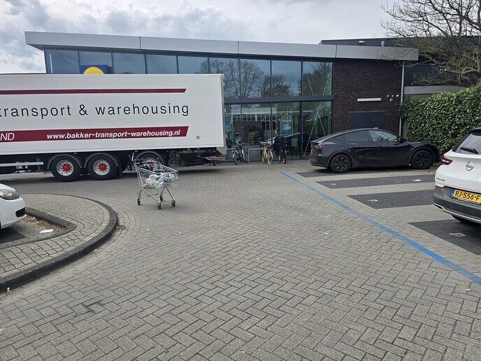 Flinke schade door ontkennende vrachtwagen chauffeur: meer getuigen gemeld (update)! - Foto: Ingezonden foto