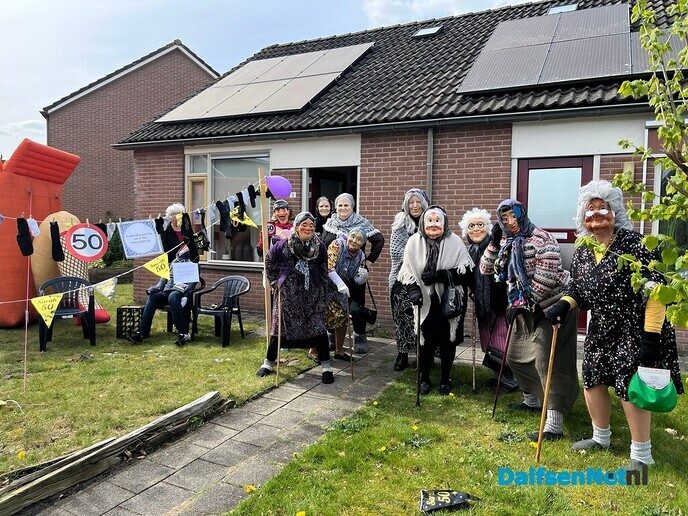 Veertien ‘Sarahs’ verwelkomen nieuwe 50-jarige - Foto: Ingezonden foto