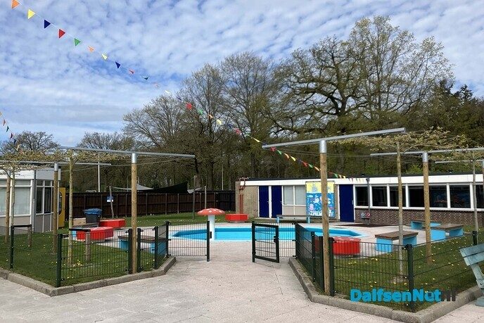 Zwembadpersoneel druk met voorbereiden zwemseizoen