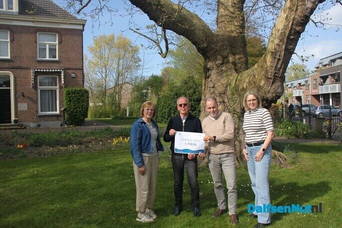 Cheque goede doel 2025 Plinq Loopfestijn uitgereikt - Foto: Ingezonden foto