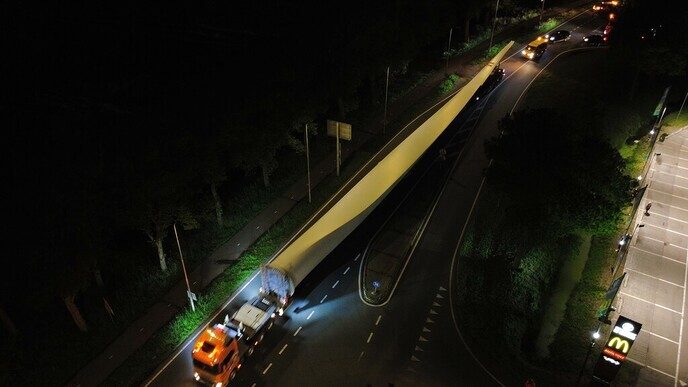 Wieken windturbine transport voor Nieuwleusen - Foto: Ingezonden foto