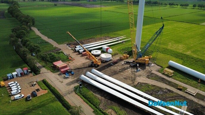 Beelden windturbine, nieuwe rotorbladen zijn ter plaatse - Foto: Tygo Bovendorp