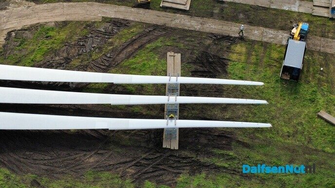 Beelden windturbine, nieuwe rotorbladen zijn ter plaatse - Foto: Tygo Bovendorp