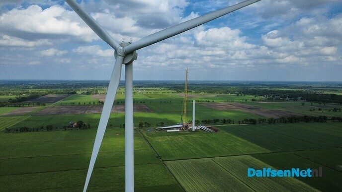 Beelden windturbine, nieuwe rotorbladen zijn ter plaatse - Foto: Tygo Bovendorp