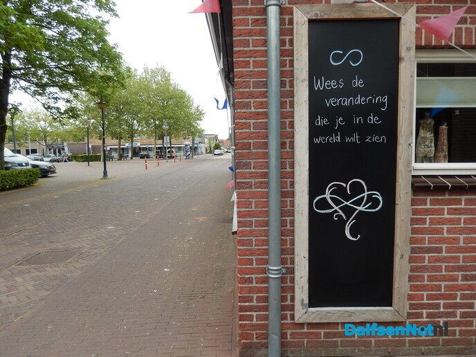 Nieuwe spreuk aan gevel Wilhelminastraat