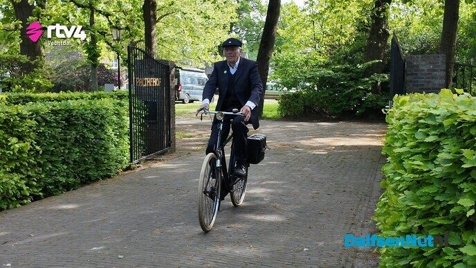 Fietstocht met oude fietsen en fietsers in passende kleding - Foto: Ingezonden foto