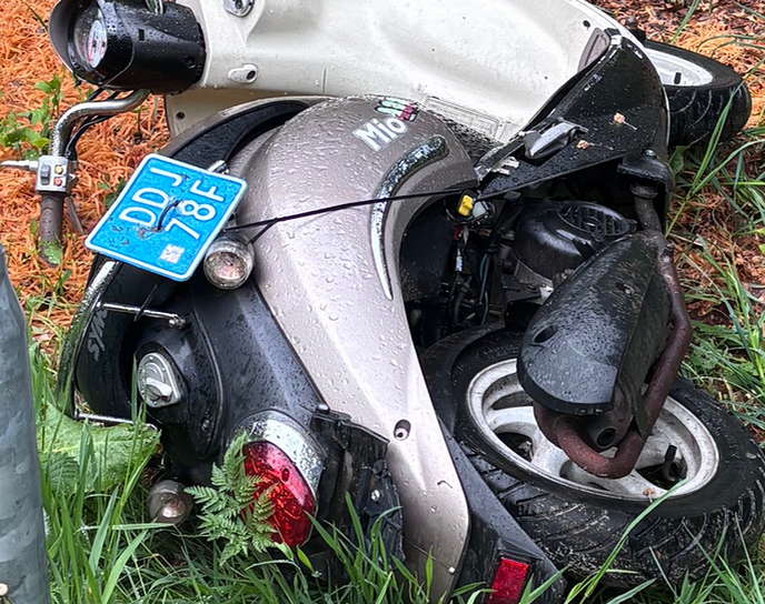 Scooter van de weggeraakt: bestuurder spoorloos - Foto: Ingezonden foto