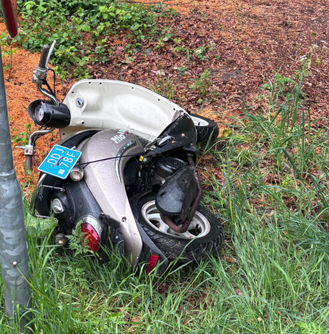 Scooter van de weggeraakt: bestuurder spoorloos - Foto: Ingezonden foto