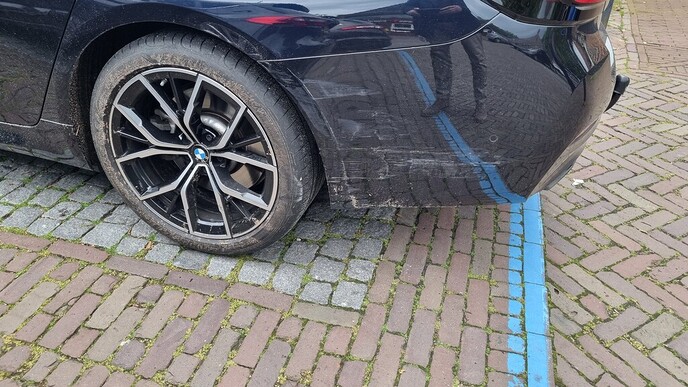 Parkeerschade aan auto, veroorzaker doorgereden - Foto: Ingezonden foto