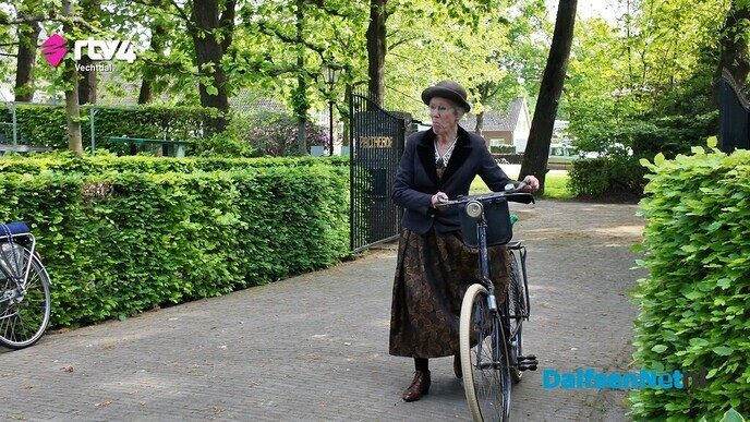 Fietstocht met oude fietsen en fietsers in passende kleding - Foto: Ingezonden foto