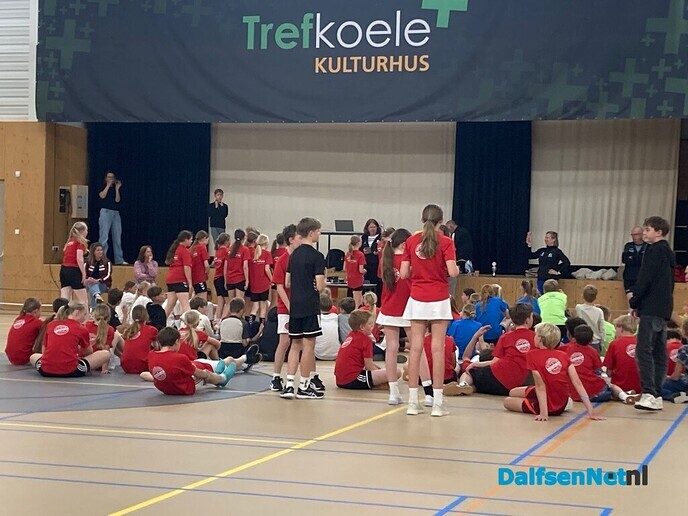 Meiden van Polhaar 8b naar het NK Schoolhandbal - Foto: Ingezonden foto