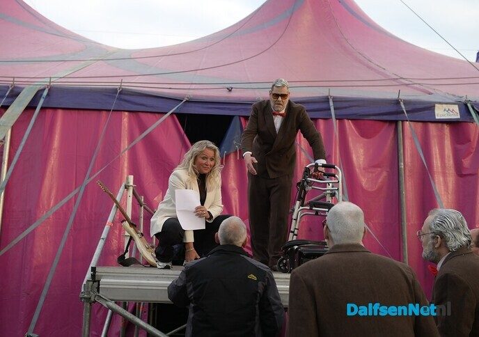 Eerste Vlam in de Pijp-award voor Henk Wijngaard tijdens Donders Dikke Tent Party - Foto: Johan Bokma
