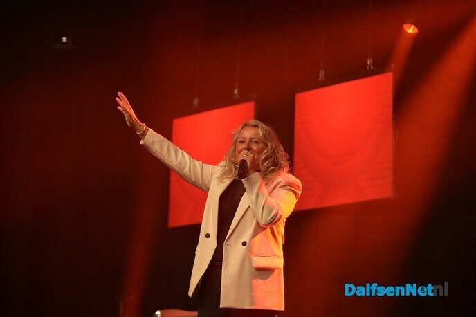 Eerste Vlam in de Pijp-award voor Henk Wijngaard tijdens Donders Dikke Tent Party - Foto: Johan Bokma