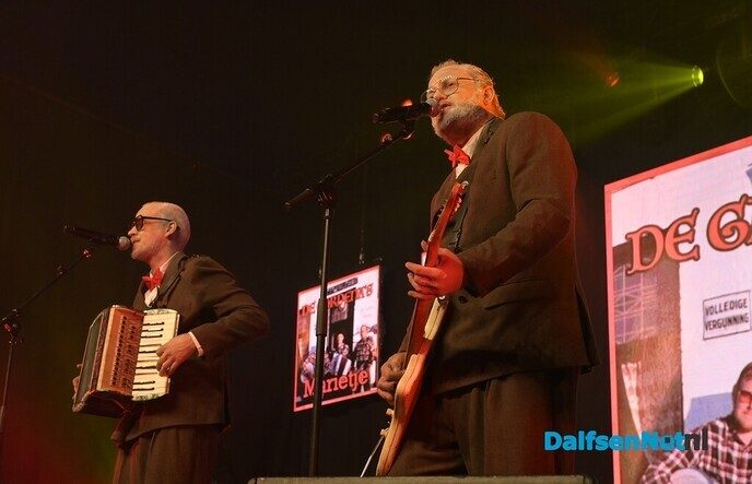 Eerste Vlam in de Pijp-award voor Henk Wijngaard tijdens Donders Dikke Tent Party - Foto: Johan Bokma