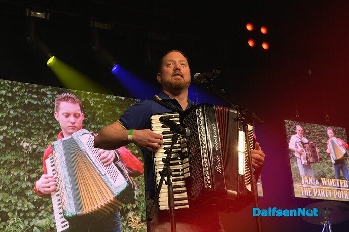 Eerste Vlam in de Pijp-award voor Henk Wijngaard tijdens Donders Dikke Tent Party - Foto: Johan Bokma