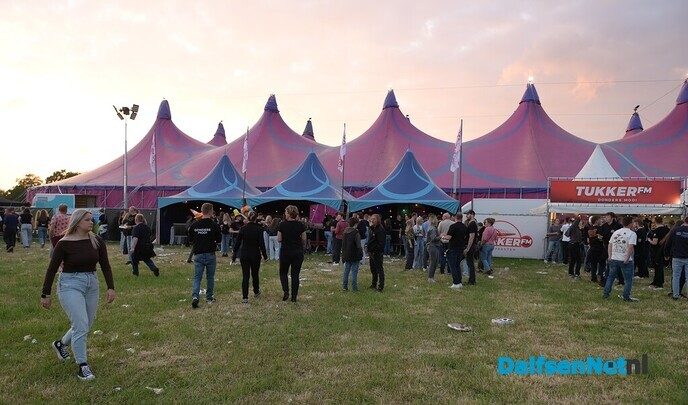 Eerste Vlam in de Pijp-award voor Henk Wijngaard tijdens Donders Dikke Tent Party - Foto: Johan Bokma