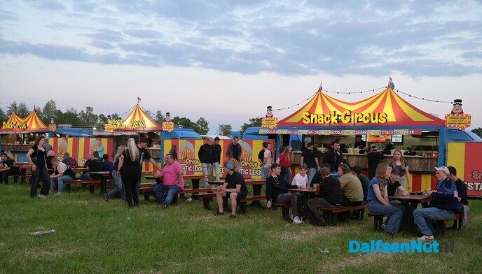 Eerste Vlam in de Pijp-award voor Henk Wijngaard tijdens Donders Dikke Tent Party - Foto: Johan Bokma