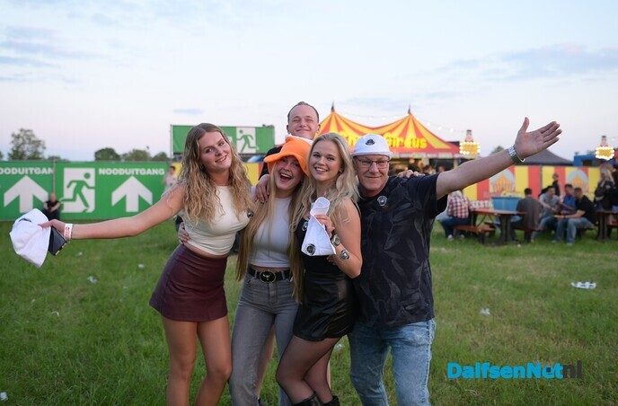 Eerste Vlam in de Pijp-award voor Henk Wijngaard tijdens Donders Dikke Tent Party - Foto: Johan Bokma