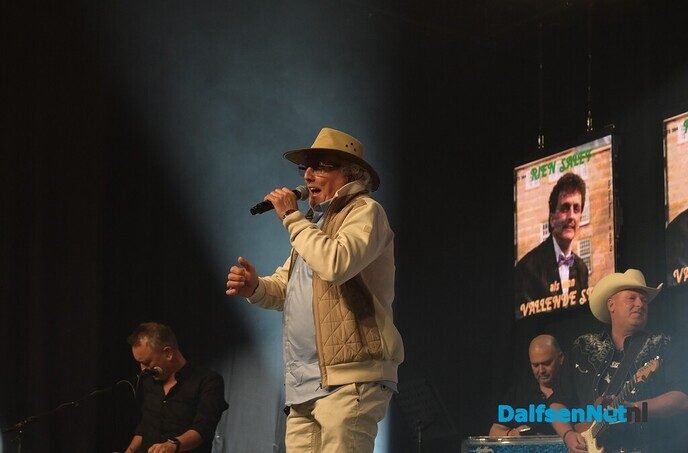 Eerste Vlam in de Pijp-award voor Henk Wijngaard tijdens Donders Dikke Tent Party - Foto: Johan Bokma