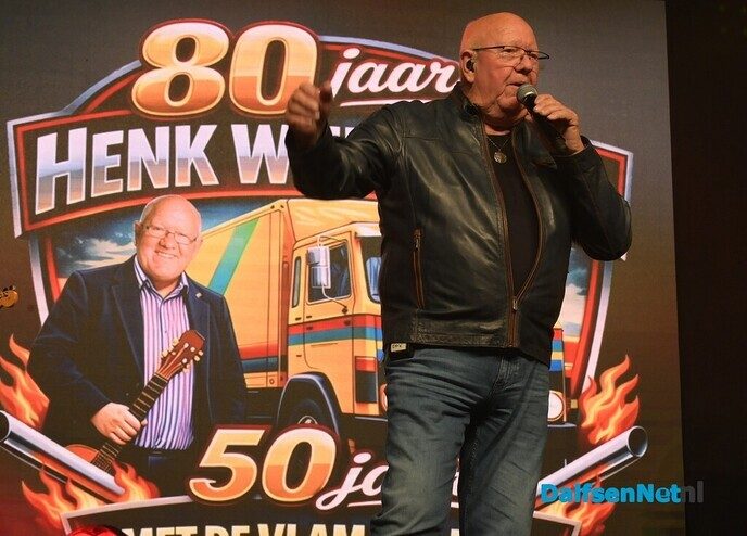 Eerste Vlam in de Pijp-award voor Henk Wijngaard tijdens Donders Dikke Tent Party - Foto: Johan Bokma
