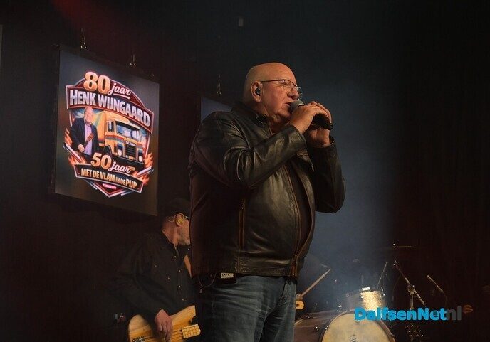 Eerste Vlam in de Pijp-award voor Henk Wijngaard tijdens Donders Dikke Tent Party - Foto: Johan Bokma