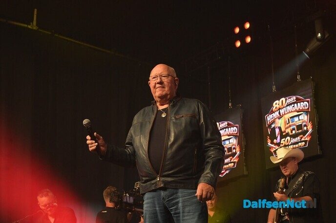 Eerste Vlam in de Pijp-award voor Henk Wijngaard tijdens Donders Dikke Tent Party - Foto: Johan Bokma