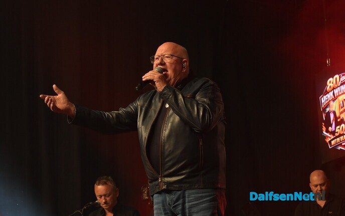 Eerste Vlam in de Pijp-award voor Henk Wijngaard tijdens Donders Dikke Tent Party - Foto: Johan Bokma