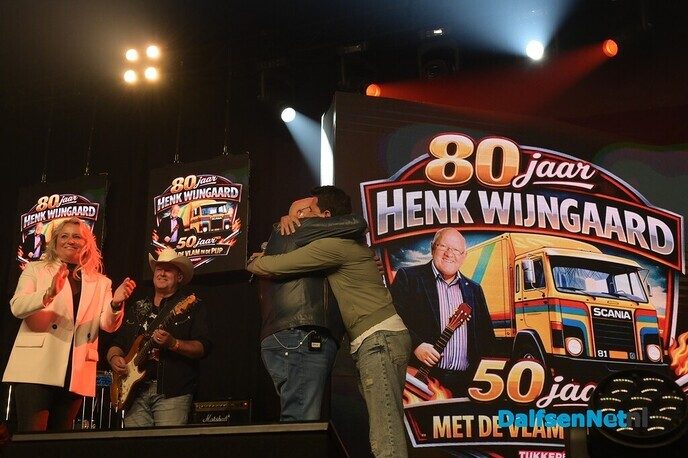 Eerste Vlam in de Pijp-award voor Henk Wijngaard tijdens Donders Dikke Tent Party - Foto: Johan Bokma