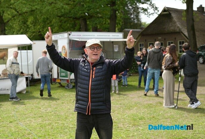 Eerste graskaas van 2026 feestelijk aangesneden op Boerenmarkt Vilsteren - Foto: Johan Bokma