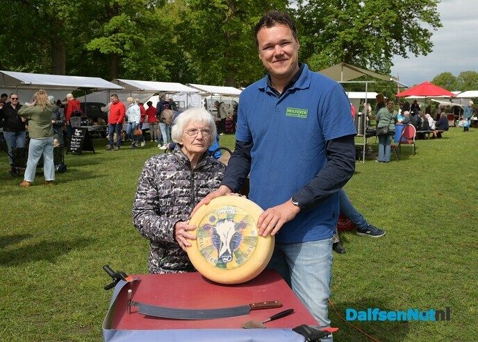 Eerste graskaas van 2026 feestelijk aangesneden op Boerenmarkt Vilsteren - Foto: Johan Bokma