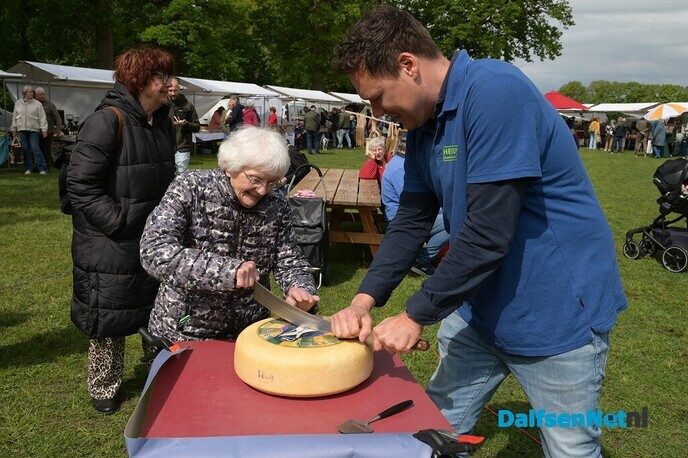 Eerste graskaas van 2026 feestelijk aangesneden op Boerenmarkt Vilsteren - Foto: Johan Bokma