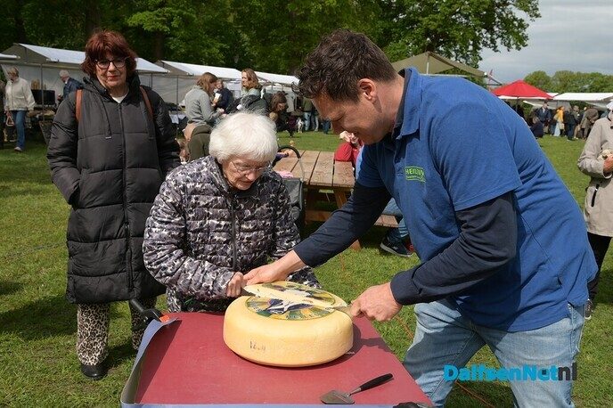 Eerste graskaas van 2026 feestelijk aangesneden op Boerenmarkt Vilsteren - Foto: Johan Bokma