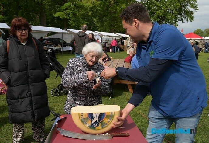 Eerste graskaas van 2026 feestelijk aangesneden op Boerenmarkt Vilsteren - Foto: Johan Bokma