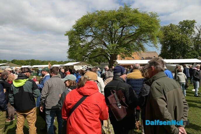 Eerste graskaas van 2026 feestelijk aangesneden op Boerenmarkt Vilsteren - Foto: Johan Bokma
