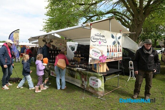 Eerste graskaas van 2026 feestelijk aangesneden op Boerenmarkt Vilsteren - Foto: Johan Bokma