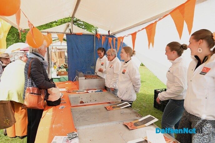 Eerste graskaas van 2026 feestelijk aangesneden op Boerenmarkt Vilsteren - Foto: Johan Bokma