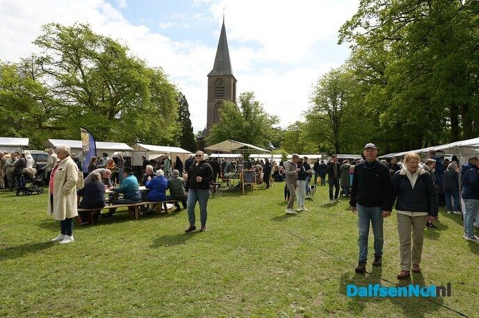 Eerste graskaas van 2026 feestelijk aangesneden op Boerenmarkt Vilsteren - Foto: Johan Bokma