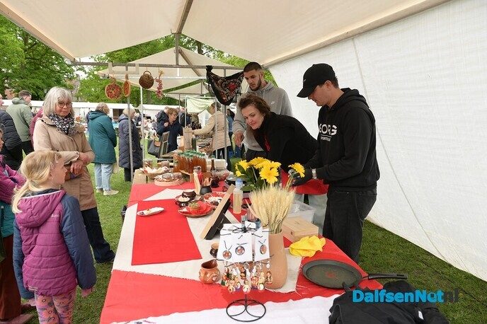 Eerste graskaas van 2026 feestelijk aangesneden op Boerenmarkt Vilsteren - Foto: Johan Bokma