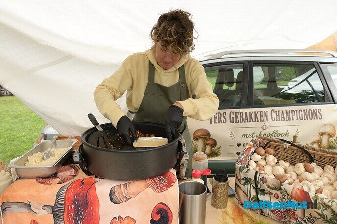 Eerste graskaas van 2026 feestelijk aangesneden op Boerenmarkt Vilsteren - Foto: Johan Bokma