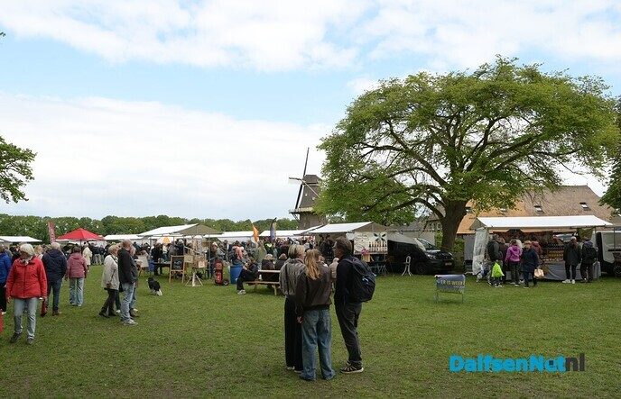 Eerste graskaas van 2026 feestelijk aangesneden op Boerenmarkt Vilsteren - Foto: Johan Bokma