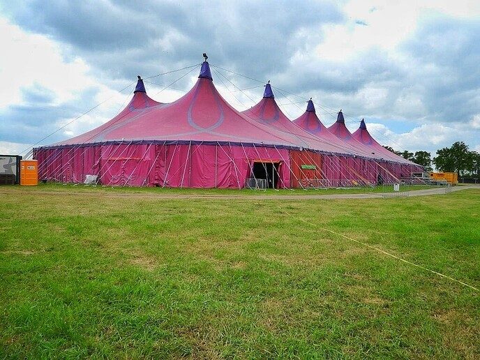 Femmie: Vanoomp donders dikke tent party - Foto: Femmie Smink