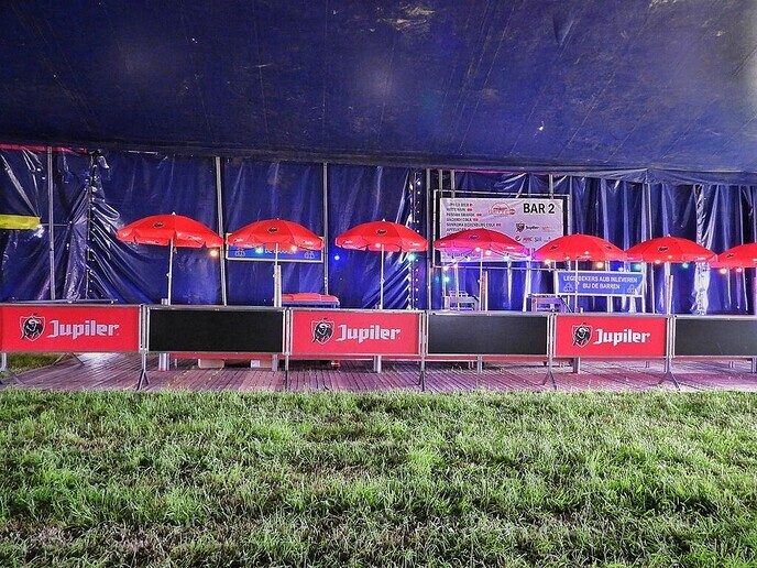 Femmie: Vanoomp donders dikke tent party - Foto: Femmie Smink