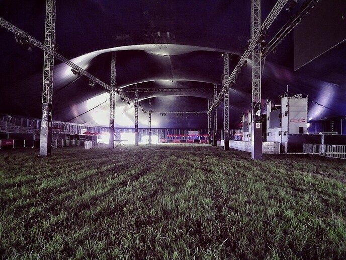 Femmie: Vanoomp donders dikke tent party - Foto: Femmie Smink