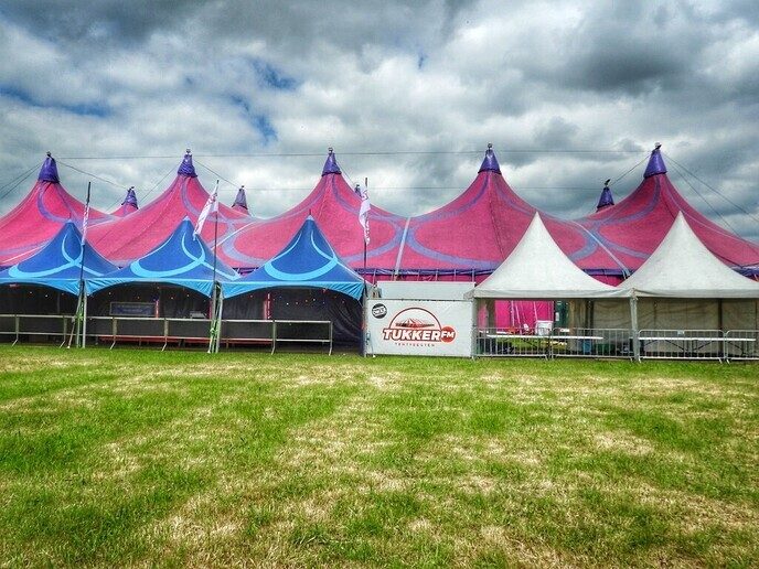 Femmie: Vanoomp donders dikke tent party - Foto: Femmie Smink