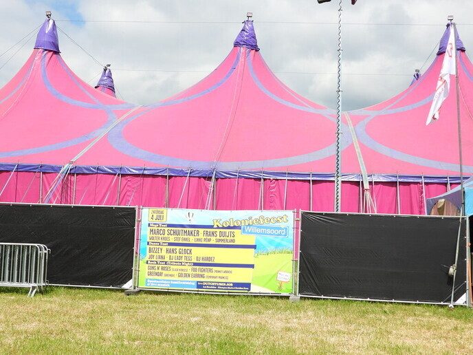 Femmie: Vanoomp donders dikke tent party - Foto: Femmie Smink