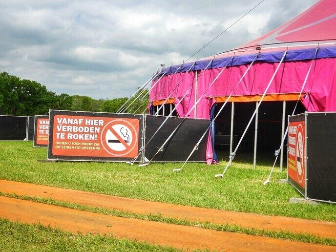 Femmie: Vanoomp donders dikke tent party - Foto: Femmie Smink