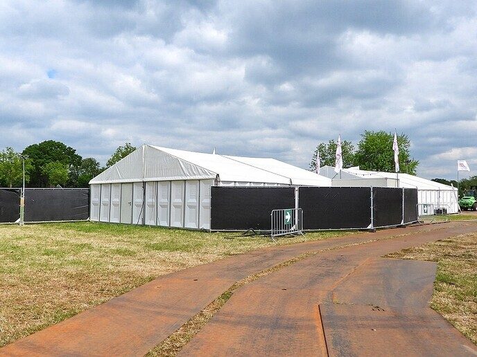 Femmie: Vanoomp donders dikke tent party - Foto: Femmie Smink